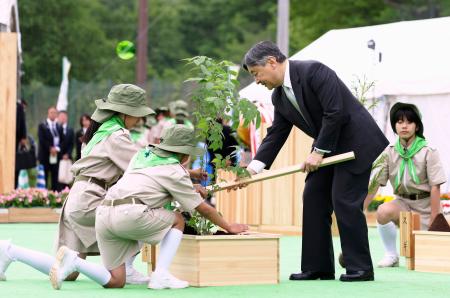 　第７５回全国植樹祭で木を植えられる天皇陛下＝２５日午後、埼玉県の「秩父ミューズパーク」（代表撮影）