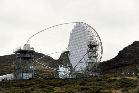 　スペイン領・ラパルマ島の天文台に完成した国際共同観測「ＣＴＡＯ計画」の大口径望遠鏡群の一部＝１５日（共同）