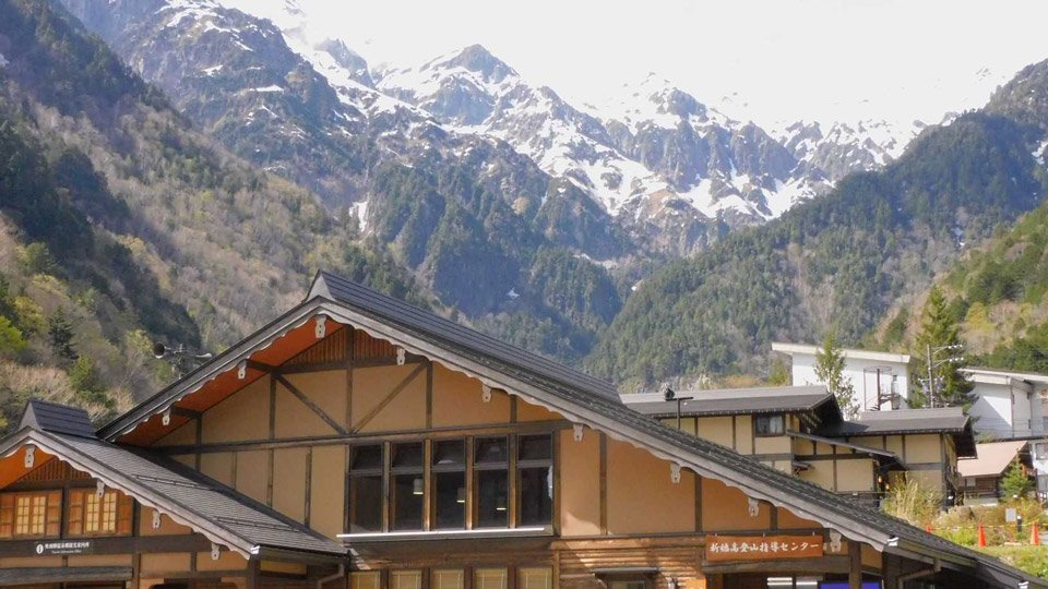 飛騨山脈の山岳観光と登山の拠点の新穂高。高峰が迫る＝高山市奥飛騨温泉郷神坂