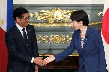 　会談前に握手を交わす高市首相（右）とフィリピンのマルコス大統領＝２８日午後、東京・元赤坂の迎賓館（ロイター＝共同）