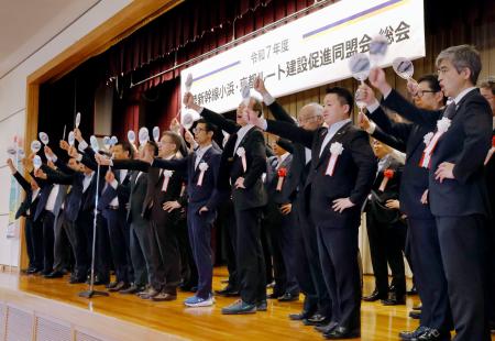 　北陸新幹線の建設促進同盟会の総会で、気勢を上げる出席者＝１４日午後、福井県小浜市
