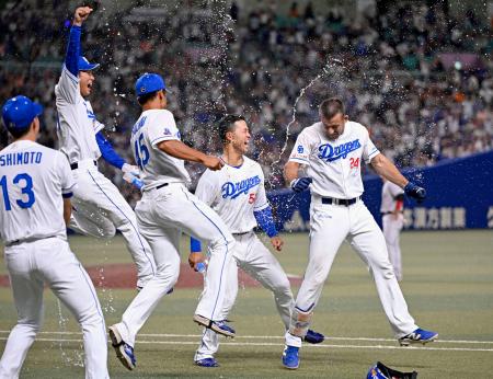 　１０回、サヨナラ犠飛を放ち祝福される中日・ボスラー（右端）＝バンテリンドーム