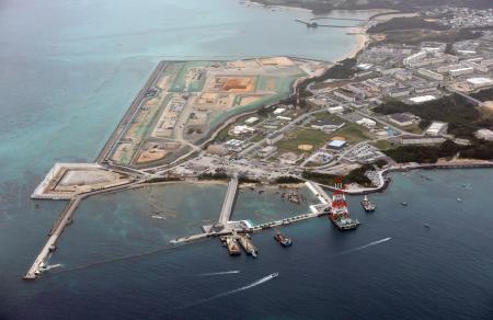 　沖縄県名護市辺野古の沿岸部。南側（奥）の埋め立てはほぼ終了し、東側の大浦湾（手前）でも埋め立て用土砂の投入が開始された＝１１月