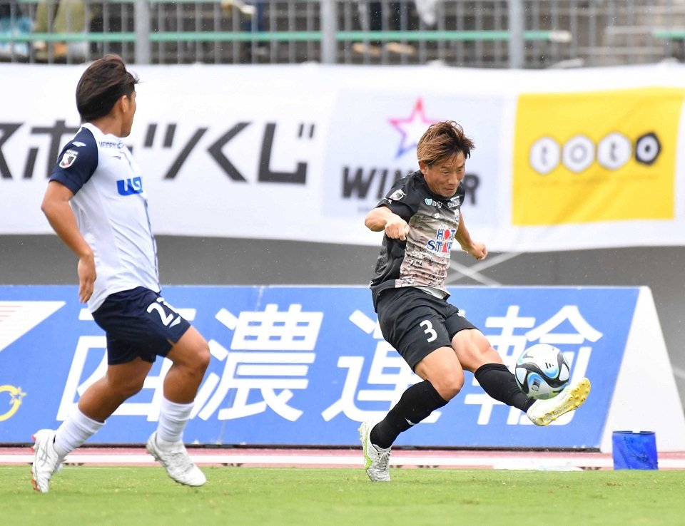 ＦＣ岐阜×沼津＝前半、クロスを上げるＦＣ岐阜のＤＦ宇賀神＝長良川競技場