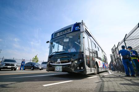 　運行が始まった、東ゲートから西ゲートへ移動できるＥＶシャトルバス＝１日午前、大阪市此花区の夢洲