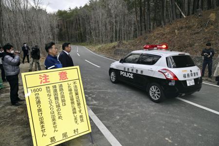 　３月３１日、帰還困難区域の一部の避難指示が解除され、通行するパトカー＝福島県葛尾村