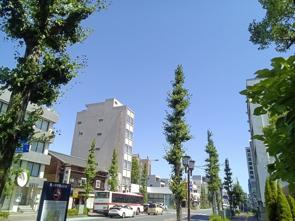 大雨から一夜明け、青空が広がった岐阜市＝3日午前、同