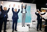 　横浜市長選で初当選を決め、万歳する原沢敦美氏（左から３人目）＝１８日午後、横浜市