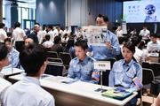 　採用イベントで業務を紹介する警視庁の職員＝１２日午前、東京都港区