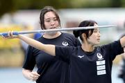 　やり投げ教室で高校生を指導する北口榛花＝等々力補助競技場