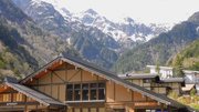 飛騨山脈の山岳観光と登山の拠点の新穂高。高峰が迫る＝高山市奥飛騨温泉郷神坂
