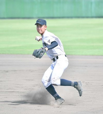 中京×登別明日中教校＝７回表、遊ゴロをさばく中京の遊撃手荒井＝明石トーカロ球場