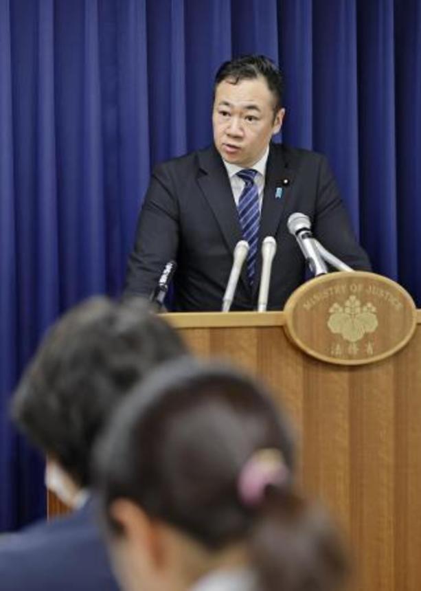 　白石隆浩死刑囚の死刑執行について記者会見する鈴木法相＝６月、法務省