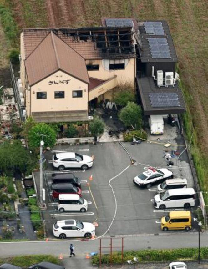 　火災があったケーキ店「さんらいず」と店舗駐車場＝６日、岐阜県本巣市（共同通信社ヘリから）