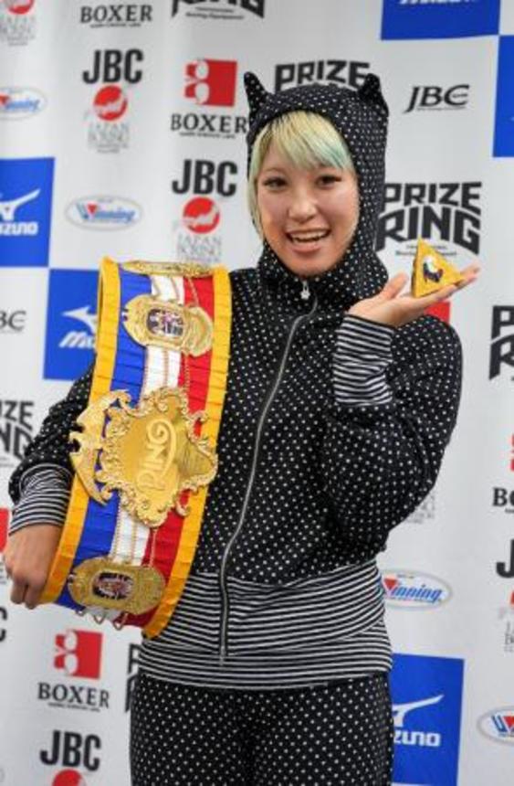 　ピラミッドの模型を手にポーズをとるＷＢＯ女子スーパーフライ級王者の昼田瑞希＝１８日、東京都文京区