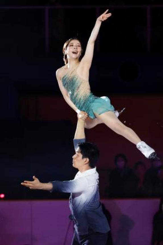 　アイスショー「ブルーム・オン・アイス」で演技する三浦璃来さん（上）と木原龍一さん＝尼崎スポーツの森