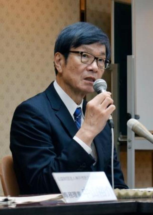 　記者会見する神戸市民文化振興財団の服部孝司理事長＝１日午後、神戸市