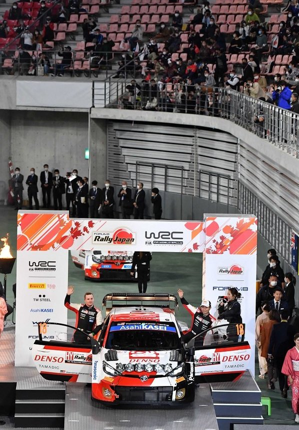セレモニアルスタートで観客に手を振って応える勝田貴元選手（右）＝１０日午後４時５７分、愛知県豊田市、豊田スタジアム
