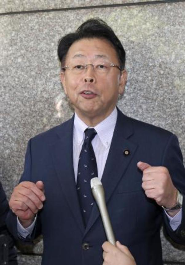 　ＮＨＫ番組への出演後、記者団の質問に答える公明党の西田幹事長＝１８日午前、東京都千代田区