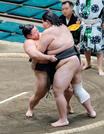 　鶴英山（右）を攻める花の富士。寄り切りで破り三段目優勝を決める＝両国国技館