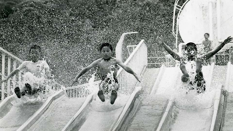水しぶきを上げてジャンプ滑り台を楽しむ子どもたち＝１９８８年６月撮影
