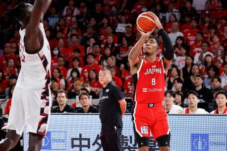 　日本―カタール　第２クオーター、３点シュートを決める八村。奥は桶谷監督＝トヨタアリーナ東京