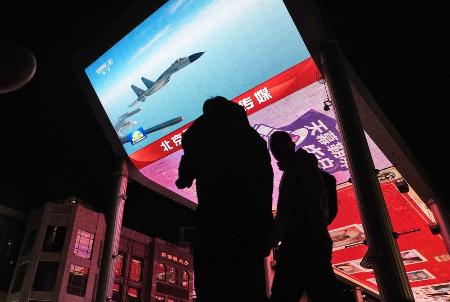 　４月、中国軍が台湾周辺で実施した軍事演習についてのニュースを映す北京市内の大型画面