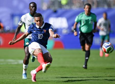 　フランス―セネガル　試合終了間際、自身２点目のゴールを決めるフランスのエムバペ（１０）＝ニューヨーク（ゲッティ＝共同）
