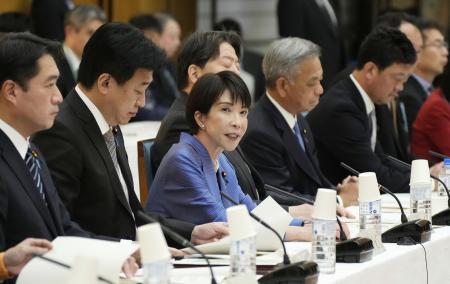 　全国知事会議であいさつする高市首相（左から３人目）＝２６日午後、首相官邸