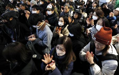 　街頭演説に拍手する人たち＝１月２８日、大阪府内