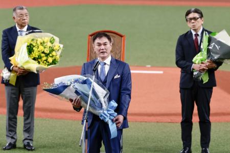 　野球殿堂入り表彰式であいさつする岩瀬仁紀さん（中央）。左は掛布雅之さん＝２３日、京セラドーム