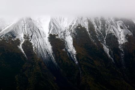 　初冠雪した富士山＝３０日午前１０時１９分（共同通信社ヘリから）