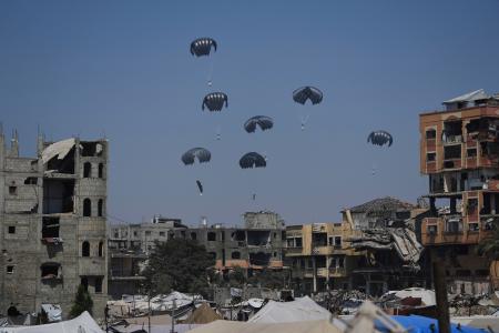 　２７日、ガザ北部で上空から投下される支援物資（ＡＰ＝共同）