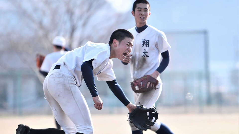 ２球続けて捕れるまで続くノック。苦しくても声を張り上げる＝安八郡神戸町末守、大垣日大高校硬式野球部グラウンド