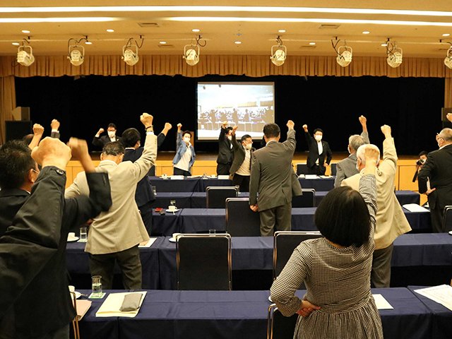 ガンバロー三唱する県議や市議ら＝１９日午前、岐阜市柳ケ瀬通、ホテルグランヴェール岐山