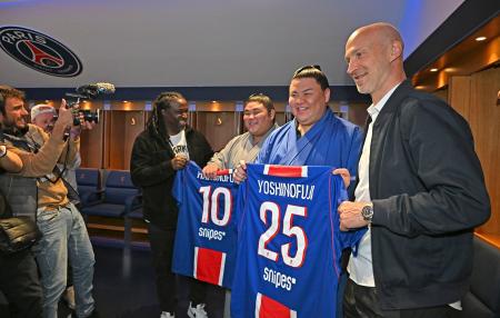 　ユニホームを手に写真に納まる義ノ富士（右から２人目）と伯乃富士（同３人目）＝１１日、パリ（共同）