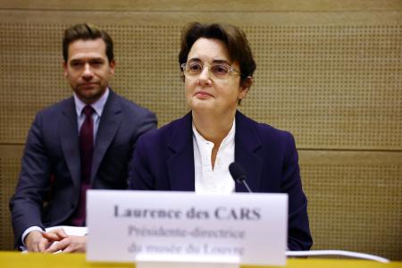 　フランス上院の公聴会に出席するルーブル美術館のデカール館長（手前）＝２２日（ロイター＝共同）