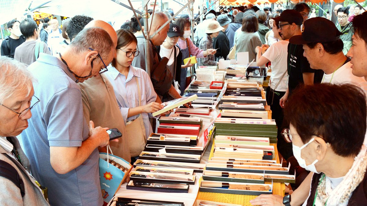刃物大廉売市の会場で、お目当ての品を買い求める来場者ら＝１１日午前１１時５０分、関市本町