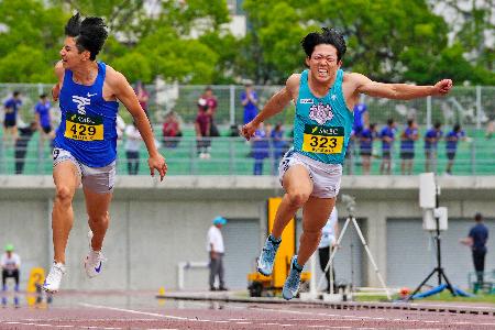 　男子１００メートルで優勝した木梨嘉紀（右）＝ＪＦＥ晴れの国スタジアム