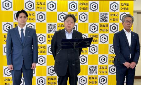 　北海道夕張市役所で取材に応じる林総務相（中央）、鈴木直道知事（左）、厚谷司市長＝２０日午後