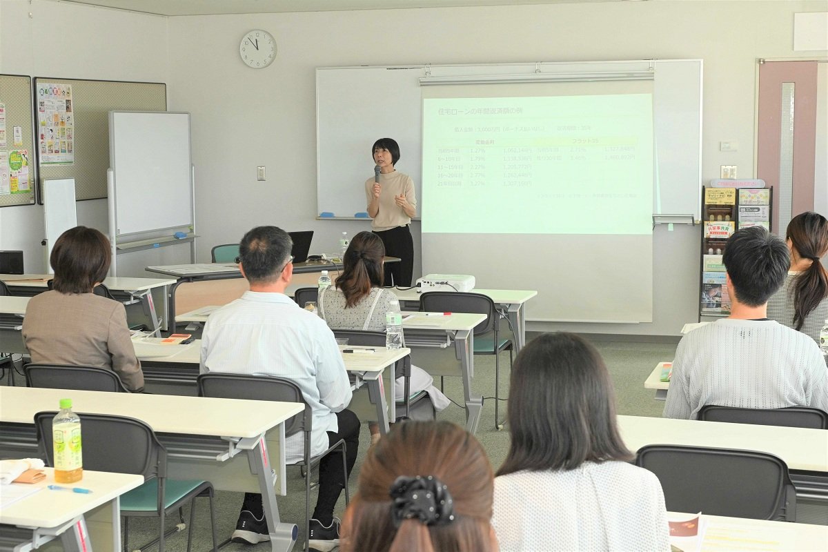 ライフデザインついて話す竹内幹さん＝岐阜市薮田南、ＯＫＢふれあい会館