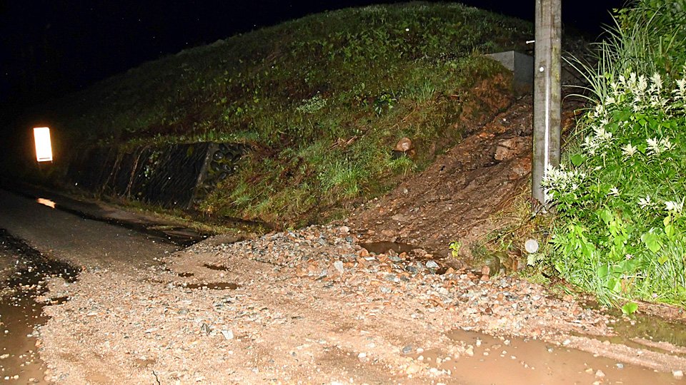 大雨により土砂が流入した道路＝１日午後、高山市丹生川町