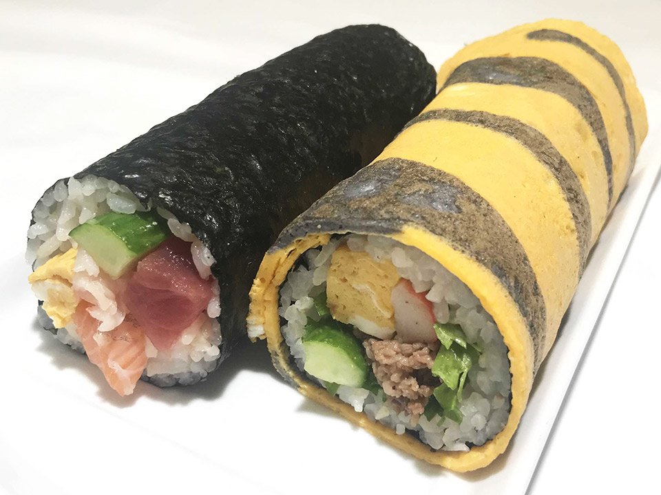 干支の寅にちなんだ「甘辛牛肉サラダ巻」（右）と「海鮮巻」