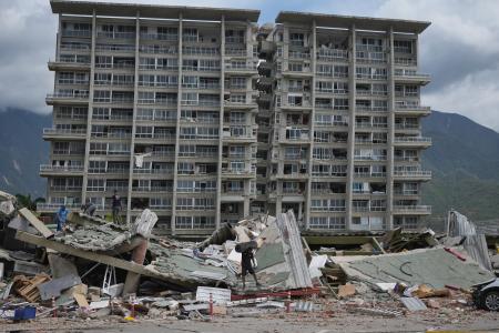 　地震で損壊した建物＝２８日、ベネズエラ・ラグアイラ（ＡＰ＝共同）