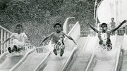 水しぶきを上げてジャンプ滑り台を楽しむ子どもたち＝１９８８年６月撮影