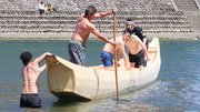 長良川へ繰り出す新造の鵜舟＝岐阜市長良