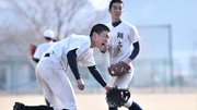 ２球続けて捕れるまで続くノック。苦しくても声を張り上げる＝安八郡神戸町末守、大垣日大高校硬式野球部グラウンド
