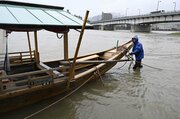 台風接近に伴う大雨により冠水した乗船場で鵜飼観覧船を係留する関係者＝２６日午後３時５８分、岐阜市湊町
