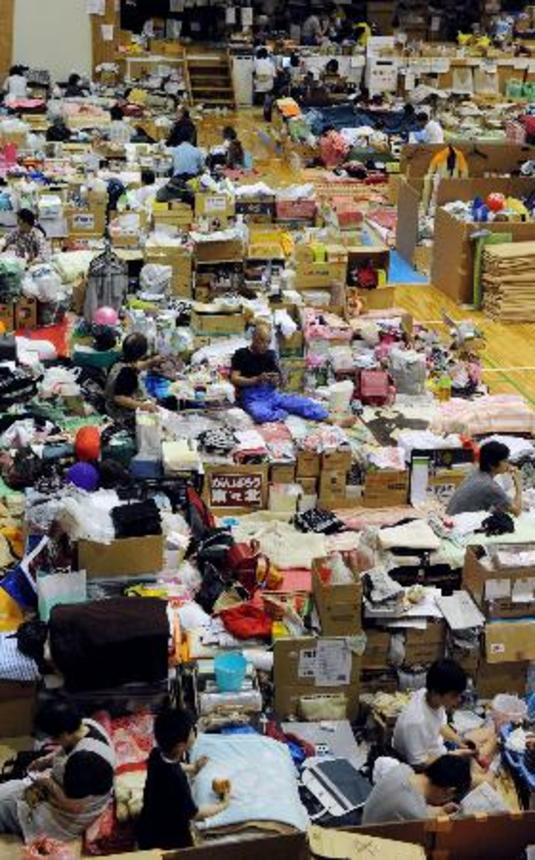 　東日本大震災から３カ月を迎えてもなお避難住民で混み合う宮城県石巻市の避難所＝２０１１年６月