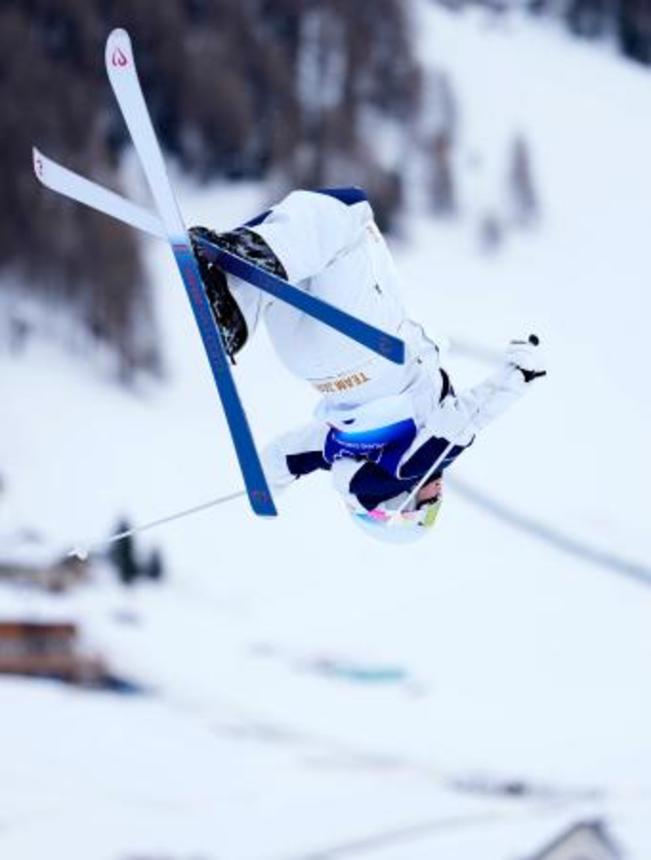 　女子モーグル予選　第２エアを決める冨高日向子＝リビーニョ（共同）